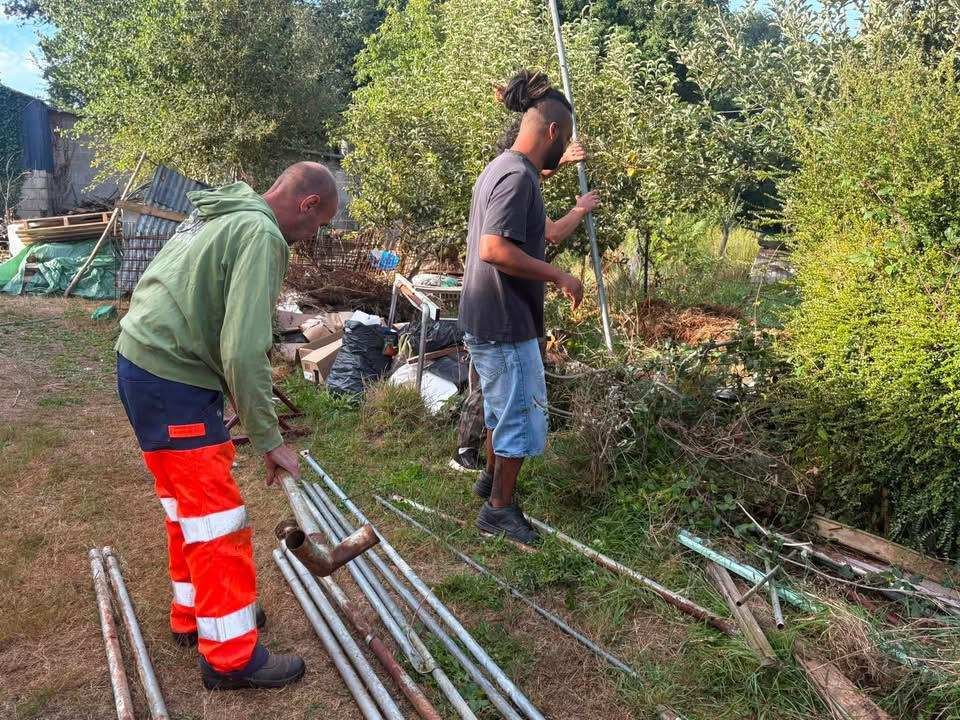 Des bénévoles installant des poteaux pour aménager le terrain